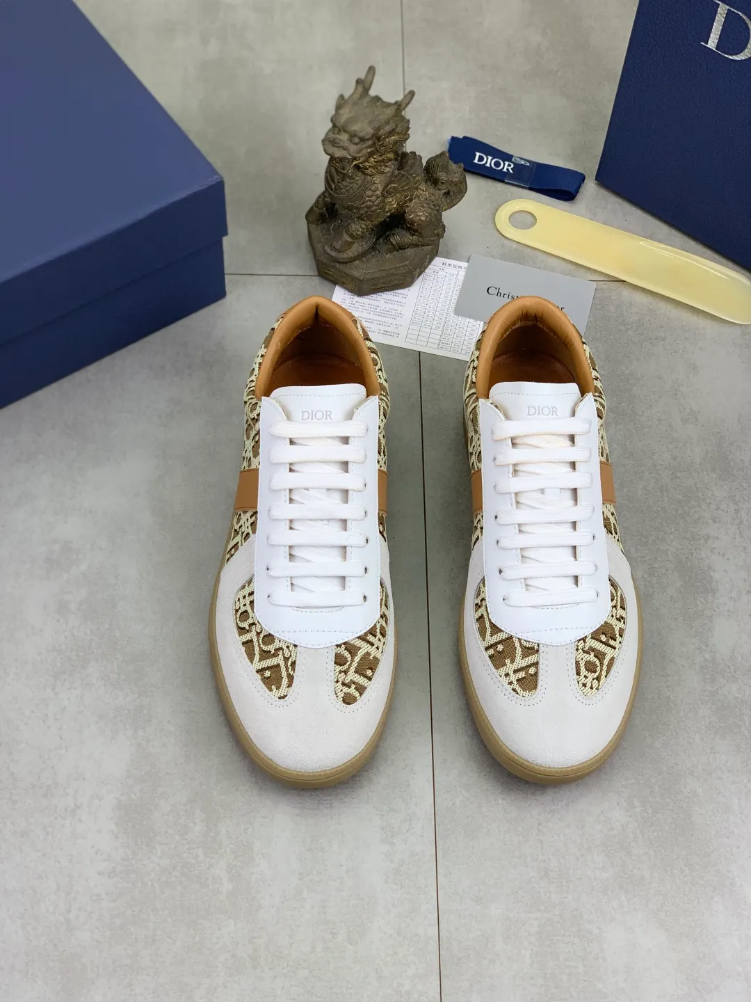 Men's shoes 💰P360 New Dior B01 moral training shoes, white first-layer cowhide, original molded outsole. New to the fall collection, this sneaker marks the return of a Dior classic, reinterpreted in a stylish and elegant silhouette. Crafted from white smooth first-grain cowhide with a tonal silk sheepskin lining, it features the Dior logo on the tongue and inner sides, and a CD icon on the heel. Paired with Tpu anti-slip soles of the same color, it can be matched with various styles to create a sophisticated look.  Code number: 38-44